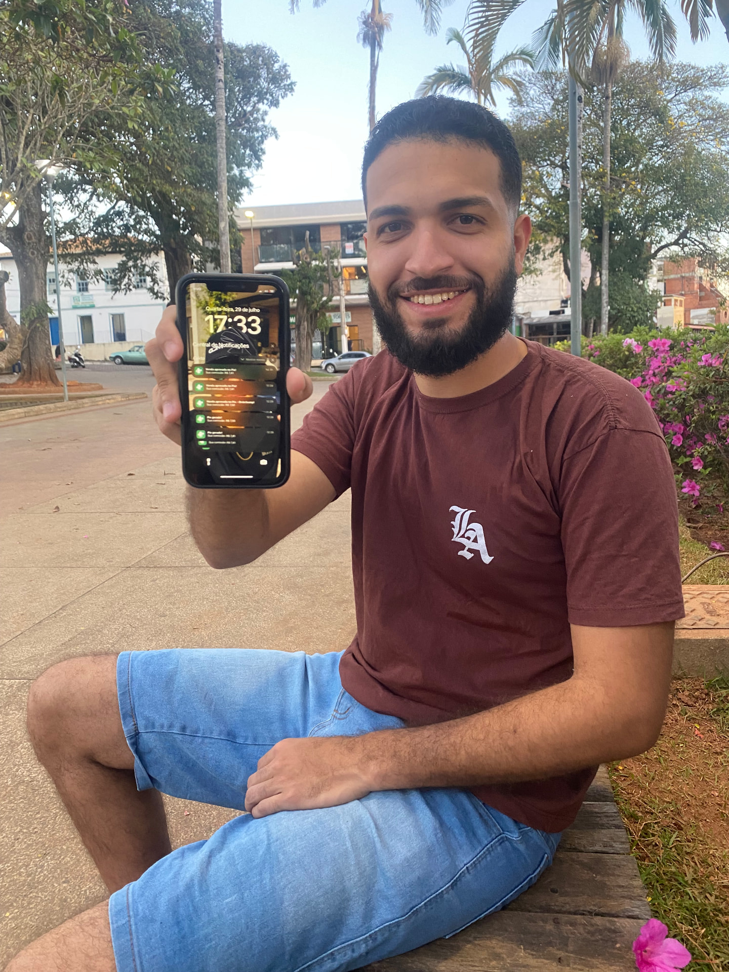 Warley Pinheiro, criador do acervo, mostrando resultados no celular